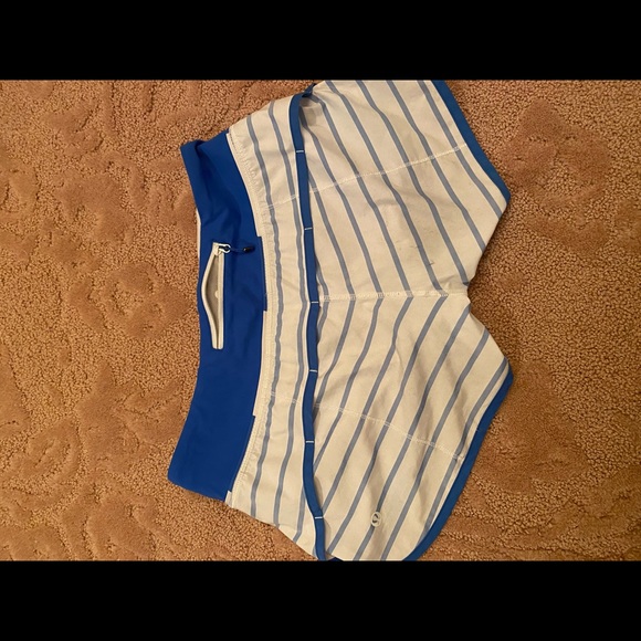 VINTAGE Patterned 2.5 inch Lululemon Speed Ups - Picture 4 of 4